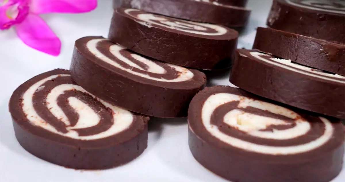 Ruladă rapidă de biscuiți cu cacao