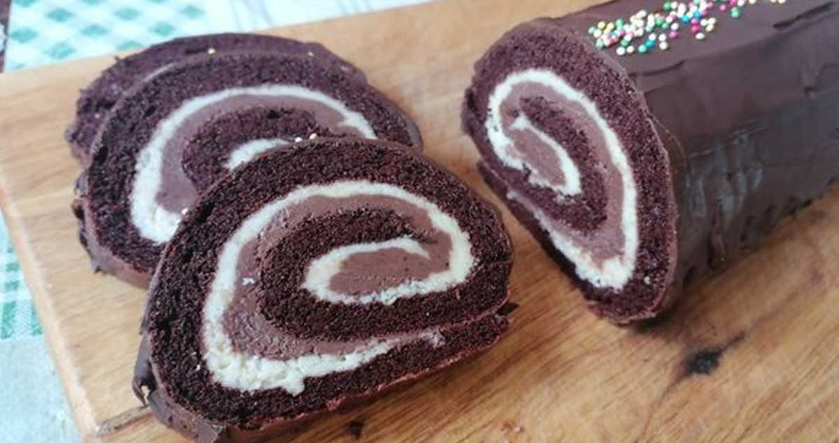 Ruladă cu două tipuri de cremă și blat de cacao – perfectă pentru musafiri și nu numai!