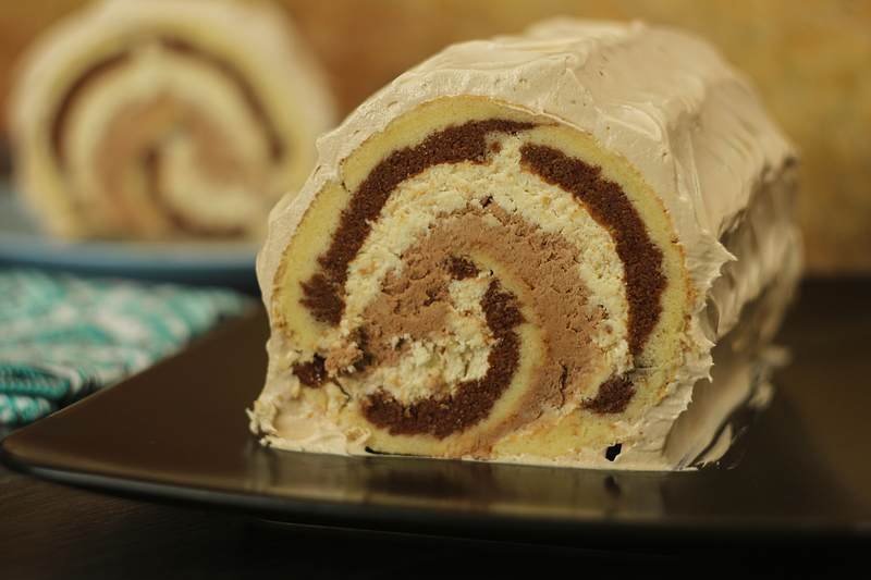 Ruladă cu două umpluturi - un desert apetisant