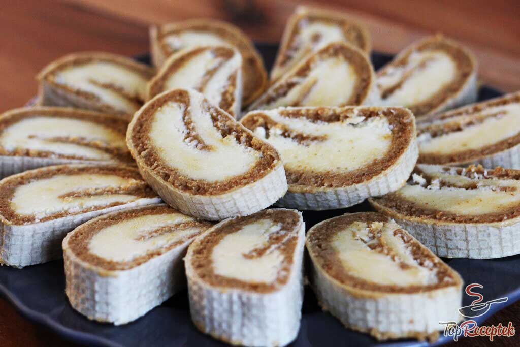 Ruladă din foi de napolitană cu nucă de cocos și caramel - un desert gustos