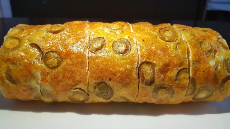 Ruladă delicioasă cu omletă și carne de pui - Preferata musafirilor