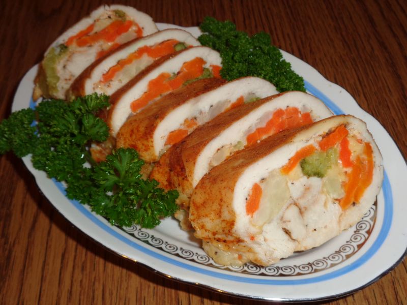 Ruladă de pui cu legume și cașcaval - un aperitiv pe care și copiii îl vor iubi