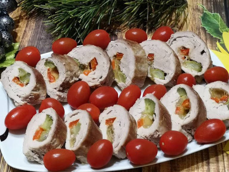 Ruladă din mușchiuleț de porc umplută cu legume și mozzarella - arată minunat și are un gust delicios