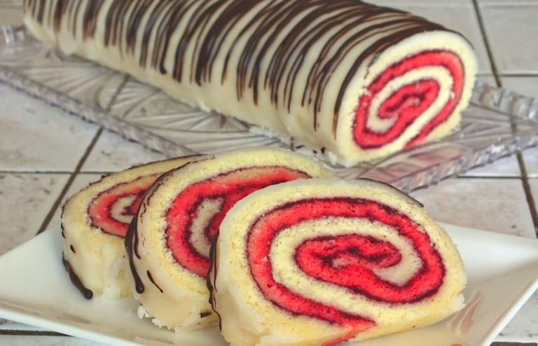 Ruladă cu gem de coacăze - un desert cu aspect plăcut și gust delicios