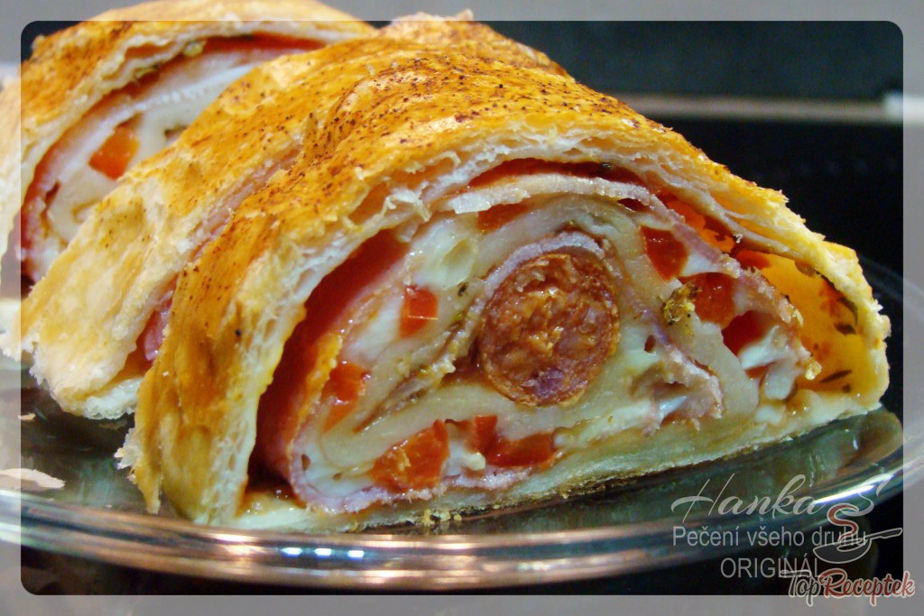 Rulou din foietaj cu șuncă presată și cașcaval - este delicios și se coace în câteva minute