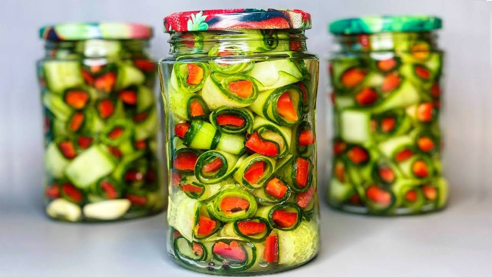 Rulouri de castraveți cu ardei gras