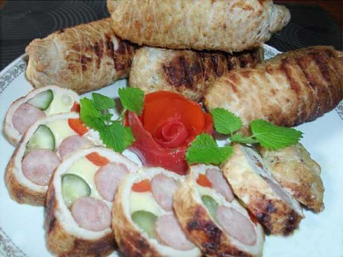 Rulouri din carne de porc cu crenwurști și castraveți murați - o rețetă ușoară