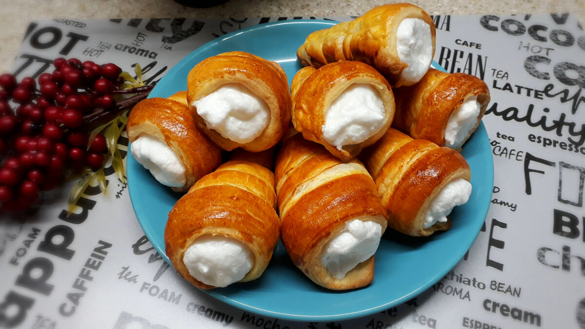 Rulouri din alat foietaj umplute cu bezea - mult mai ușor de făcut decât te aștepți