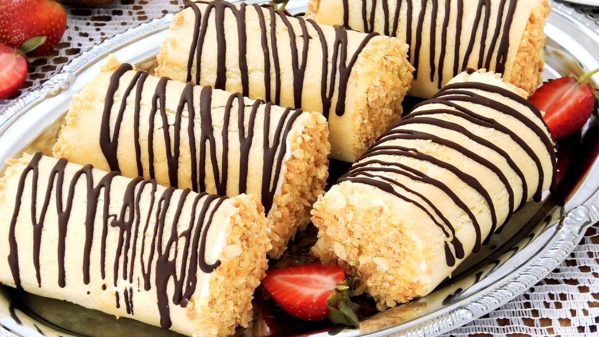 Prăjiturele tip rulouri de pandișpan umplute cu fructe și cremă