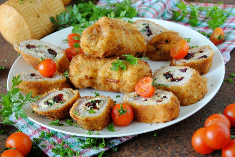 Rulouri de porc cu cașcaval afumat și merișoare uscate - o idee minunată pentru o cină reușită