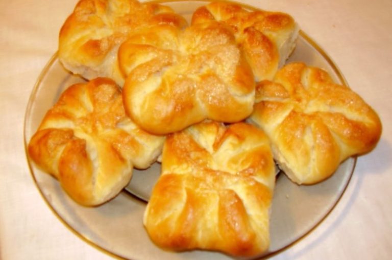 Plăcinte împletite în aluat dospit - Moldovenii le mai numesc „poale-n brâu”