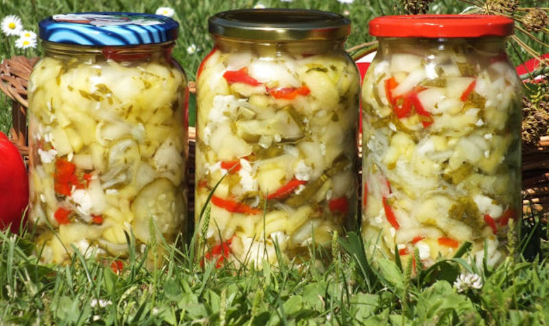 Salată de castraveți și dovlecei. Un deliciu colorat.