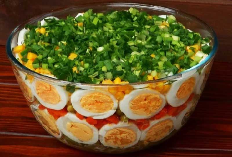 Salată deosebită cu ouă fierte și legume: un deliciu care nu lipsește de pe masă când am musafiri