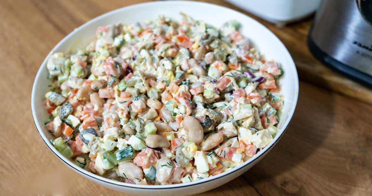 Salată de legume: fără cartofi – perfectă și pentru musafiri