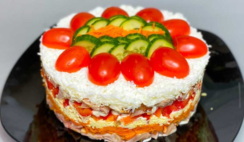 Salată de legume cu carne de pui și ouă: extraordinar de gustoasă și sățioasă