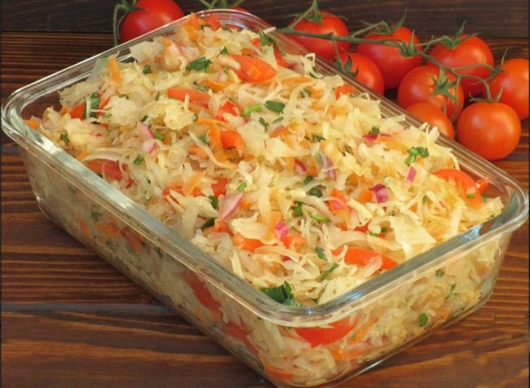 Salată de varză acră cu măr și roșii cherry - rețetă delicioasă și foarte simplă