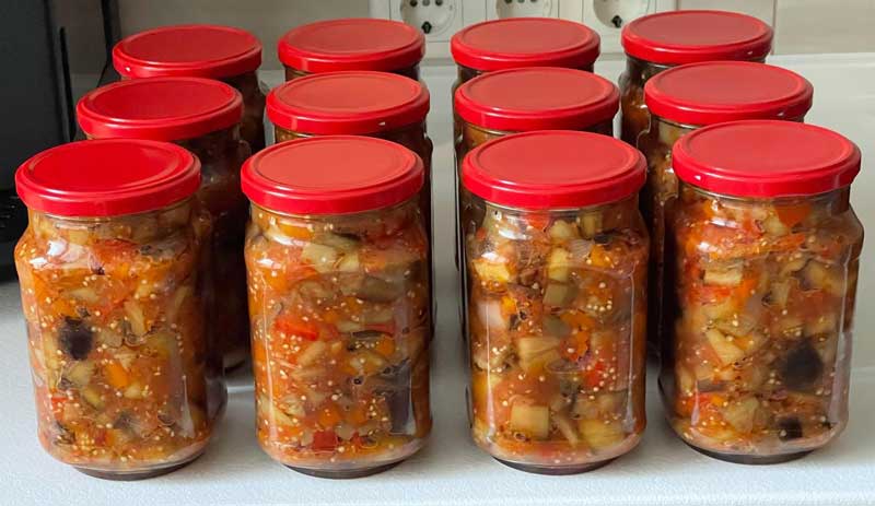 Salată de vinete cu legume – un preparat gustos și consistent pentru iarnă