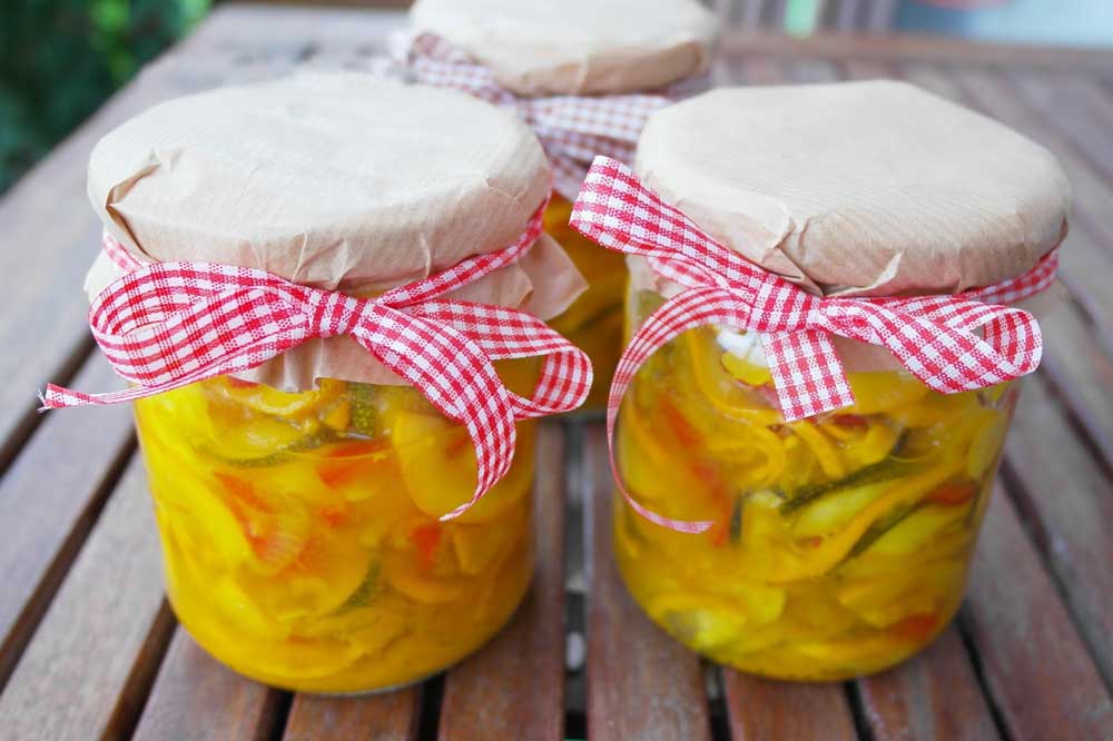 Salată de dovlecei și ardei pentru iarnă. Conține și turmeric