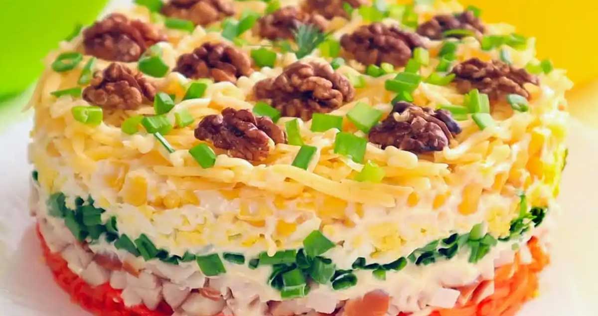 Salată Fantasia – o salată festivă cu piept de pui și legume