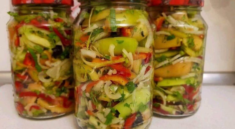 Salată de gogonele și castraveți la borcan - are un gust foarte bun