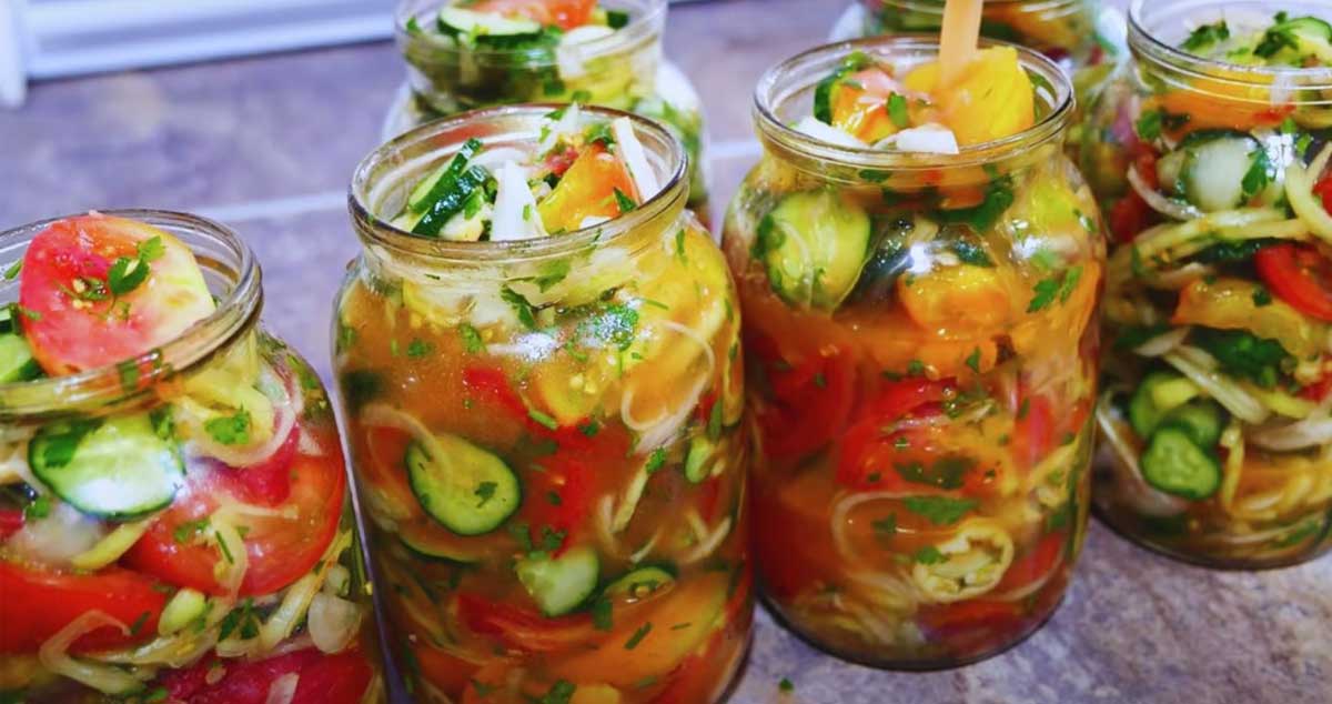Salată de vară conservată la borcan
