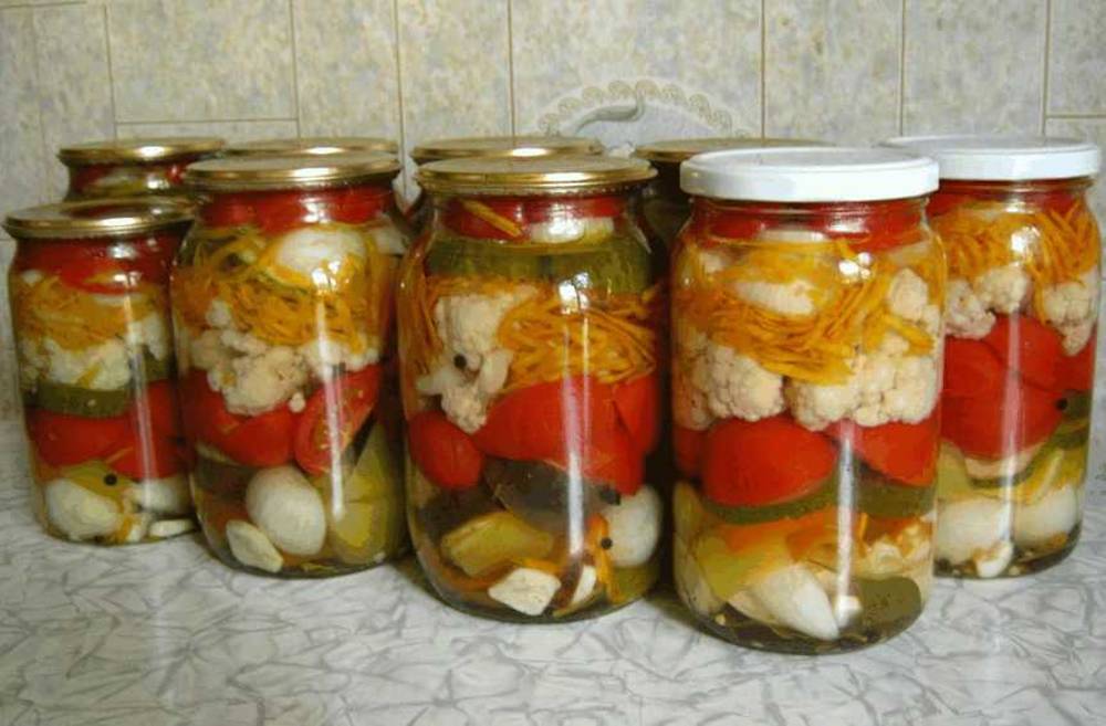 Salată de murături asortate pentru iarnă - conține multe legume gustoase și aromate