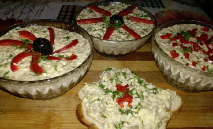 Salată din piept de pui și ciupercuțe champignon