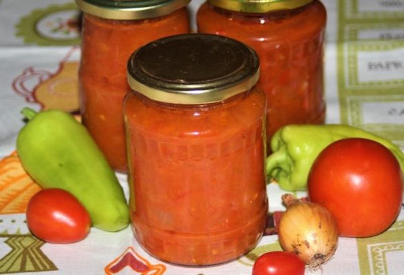 Salată de roșii cu ardei la borcan - o salată picantă