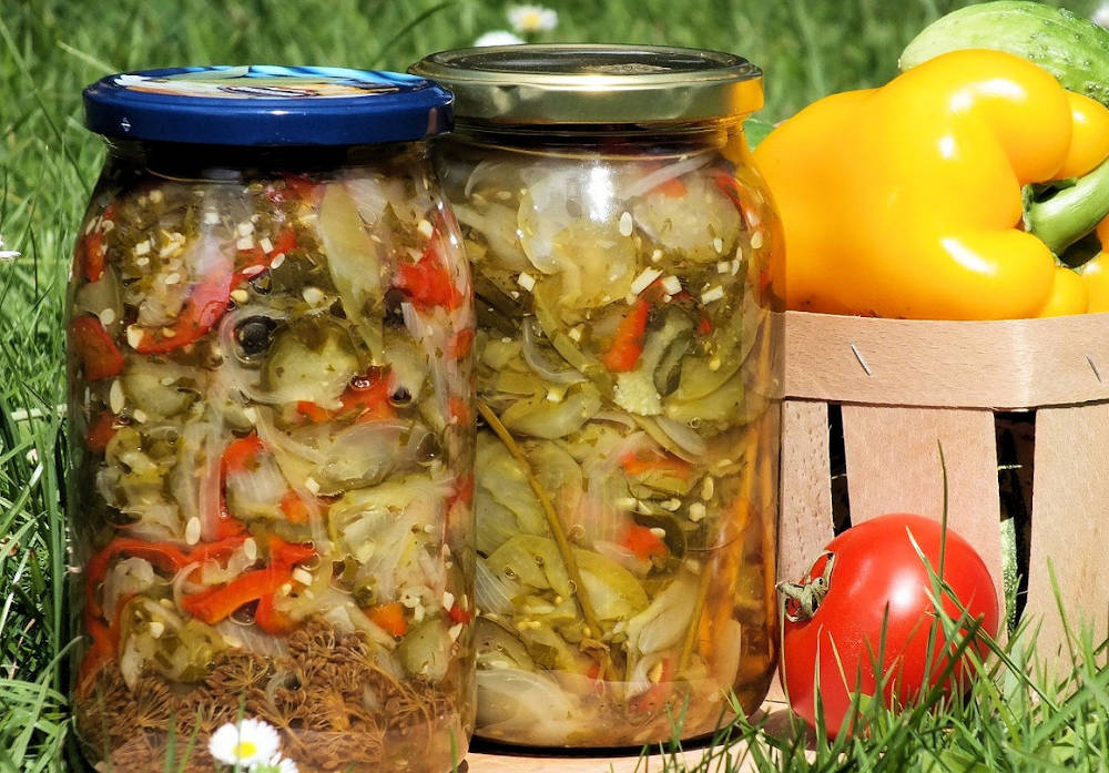 Salată de roșii și castraveți la borcan - are un gust deosebit și se prepară foarte ușor!