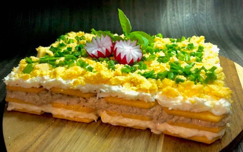 Salată de ton pe blat de biscuiți - o salată delicioasă care arată ca un tort delicios