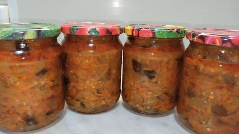 Salată de vinete pentru iarnă - o prepari acum și te bucuri de gustul ei delicios în lunile de iarnă