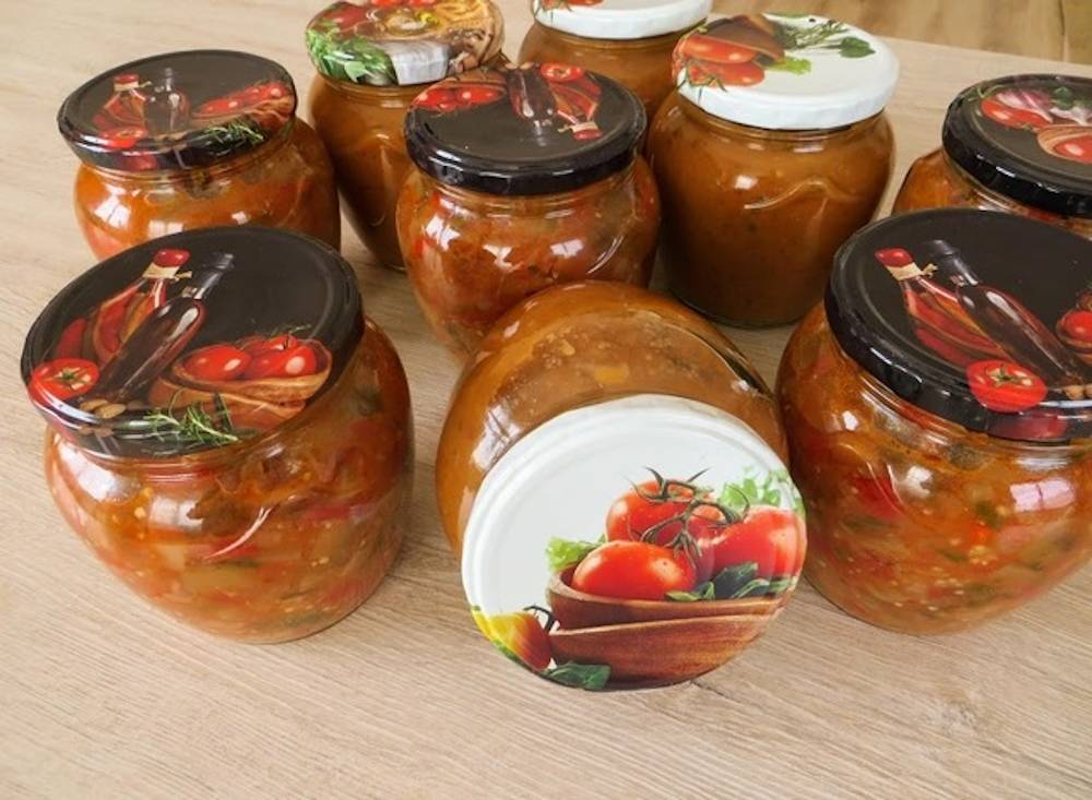 Salată de vinete cu roșii și ardei gras pentru iarnă - are un gust plăcut și se prepară foarte ușor