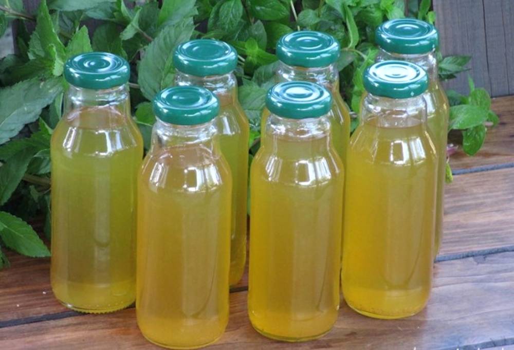 Sirop de mentă pregătit în casă. Este natural și sănătos.
