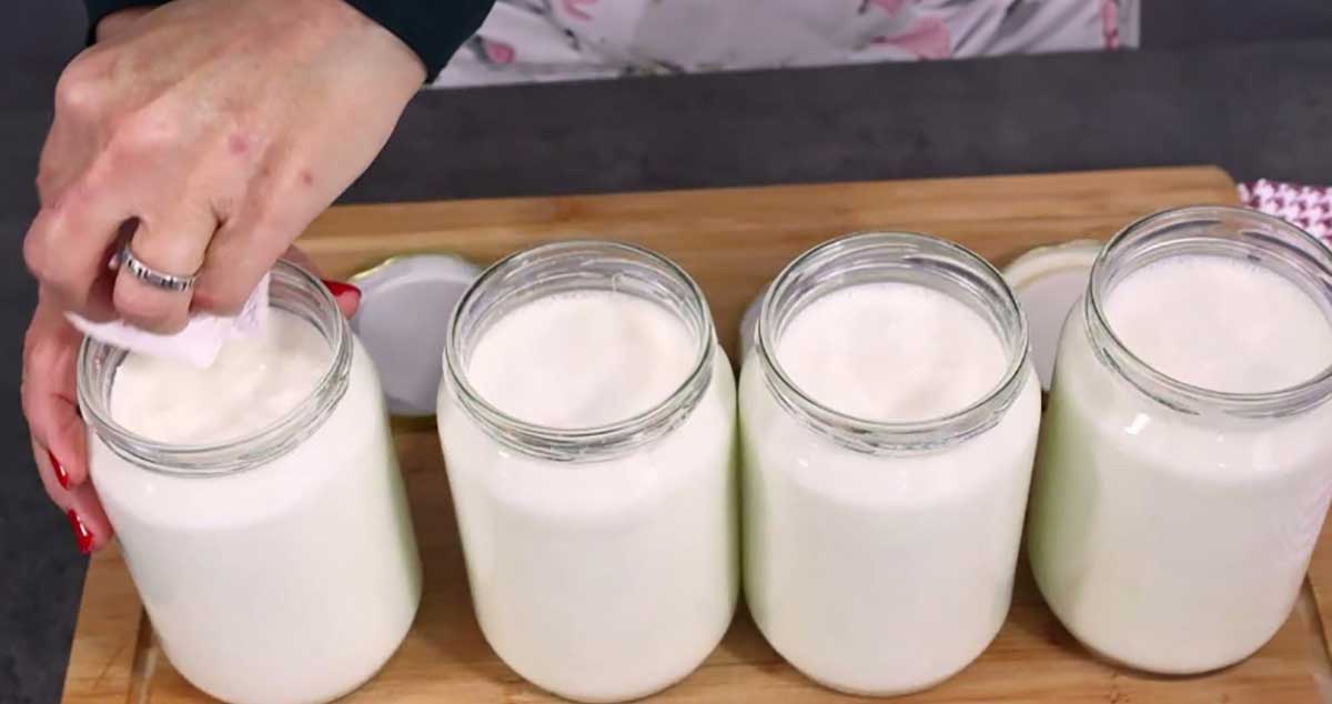 Rețetă de smântână acră de casă după rețeta bunicii – doar din 3 ingrediente