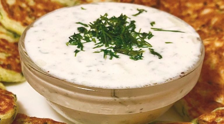 Iată cum se face faimosul sos Tzatziki - Gata în doar 15 minute