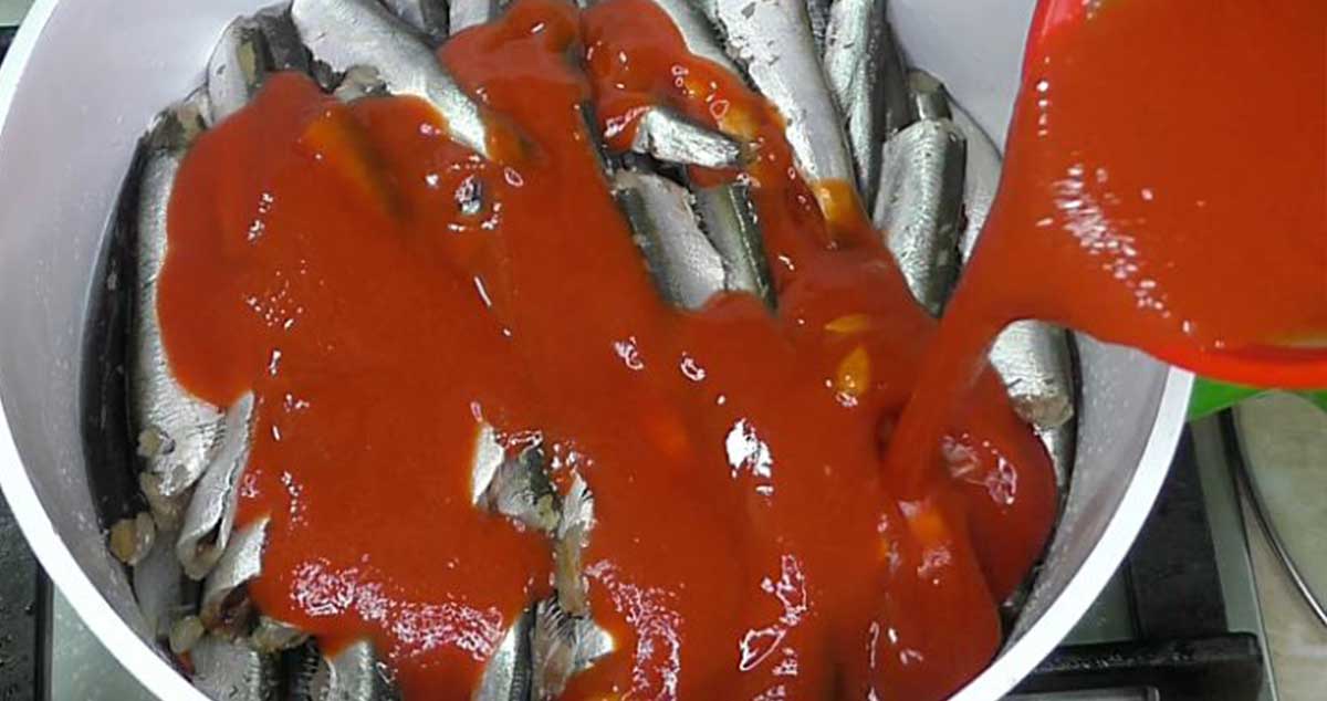 Șprot marinat în sos de roșii – foarte fraged și delicios!