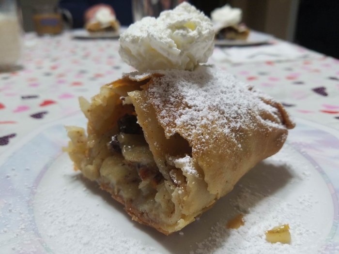 Ștrudel delicios cu măr și brânză - Rețetă simplă