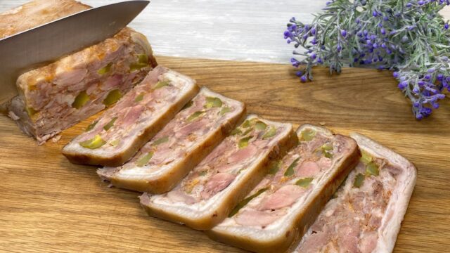 Șuncă fiartă de casă cu castraveți murați – Mai bună decât cea cumpărată!