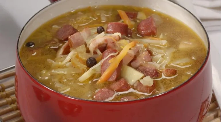 Ciorbă de Varză Acră cu Afumătură - Savuroasă și Consistentă
