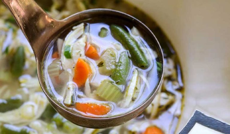 SUPĂ de PUI cu LEGUME - Rețeta COPILĂRIEI. Cu supa asta am crescut mari și frumoși!