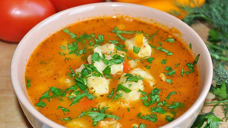 Gătește cea mai bună supă de roșii cu găluște de post