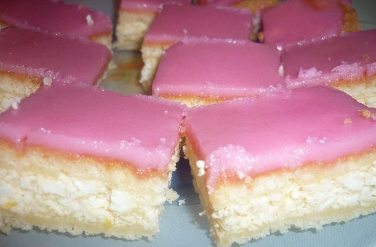 Prăjitură cu brânză dulce și glazură de lămâie