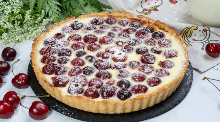 Tartă cu vișine și smântână - Un desert pufos