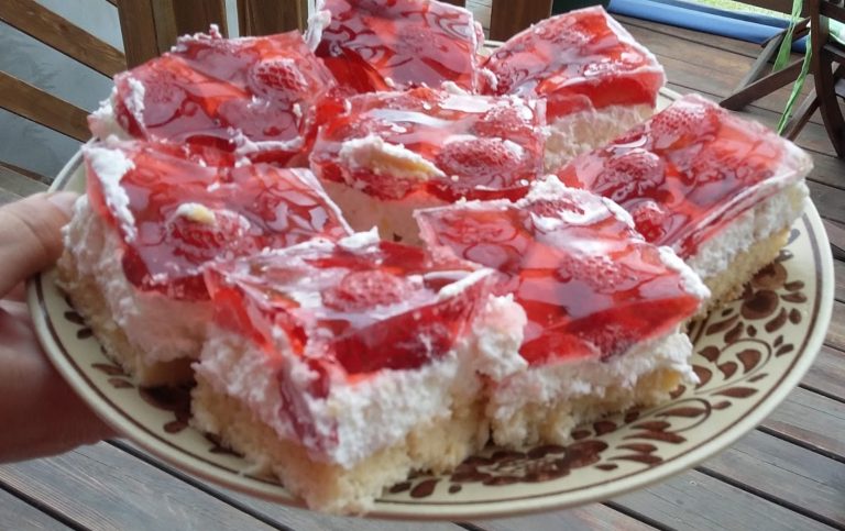 Prăjitură cu frișcă și căpșuni - desertul potrivit pentru orice ocazie