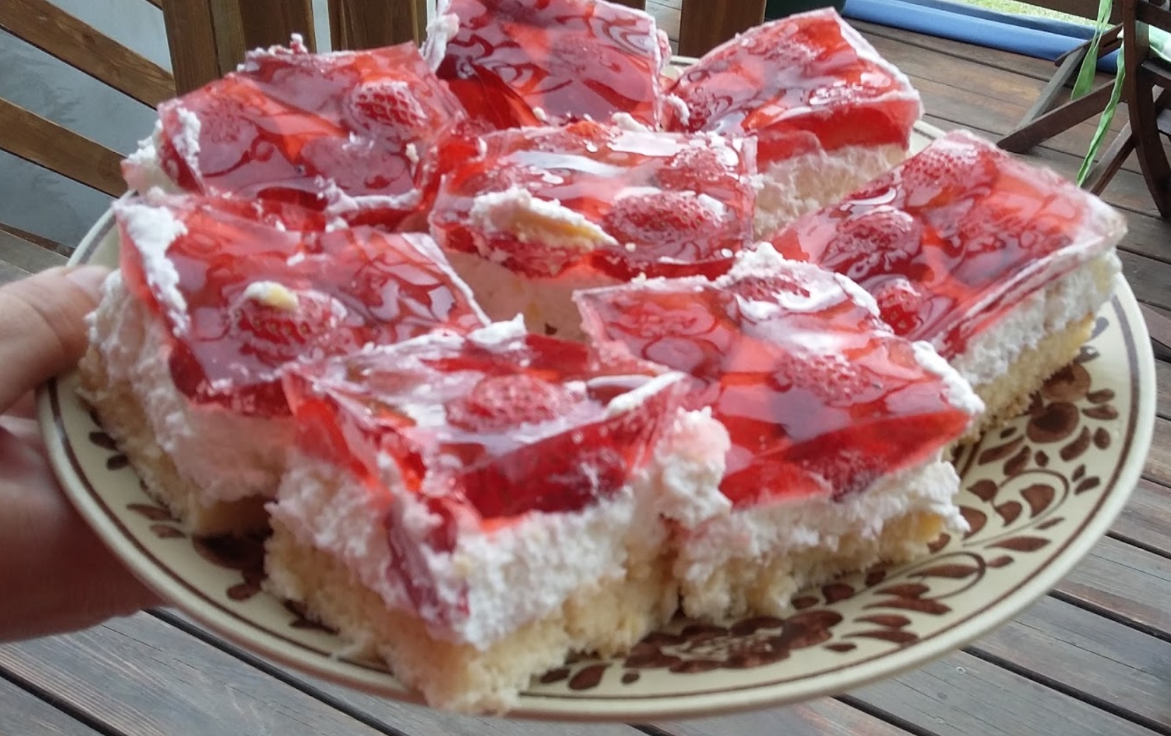 Prăjitură cu frișcă și căpșuni - desertul potrivit pentru orice ocazie