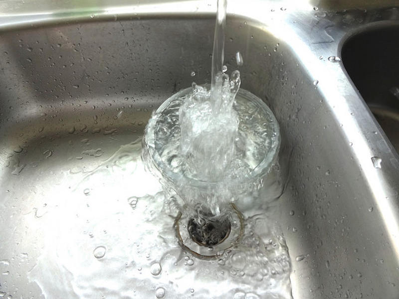 Iată cum se prepară o soluție de desfundat țevile