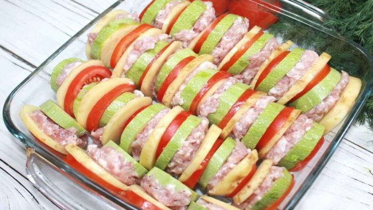 Caserolă de legume cu carne tocată - Se face atât de ușor și e apreciată de toți invitații