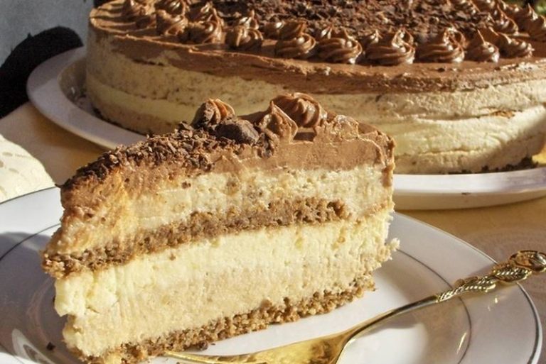 Tort delicios cu 4 creme diferite - Desertul cremos de care nu te saturi