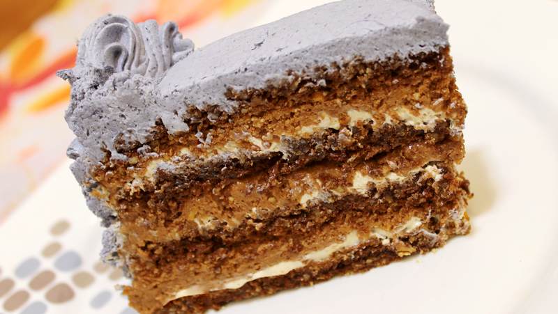 Tort cu blat de arahide și cremă de caramel - un desert gustos și aromat