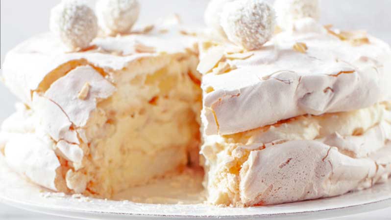 Tort de bezea cu cremă de ciocolată albă și Raffaello - un adevărat deliciu!